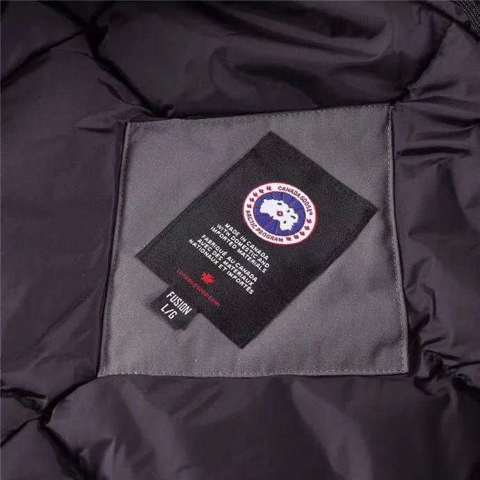 P780 with dust bag) Canada Goose Canada Goose #Expedition expedition parka classic down jacket ➖ Imported 21-count polyester-cotton blended original fabric [last year’s 16-count/18-count hard fabrics have been completely eliminated, this year all use 21-count genuine synchronized fabrics, the soft mid-band feels delicate and textured], genuine synchronized Feather-Light 10D waterproof coated fabric, made of 84.5% polyester fiber and 15.5% cotton, 100% the best feel in the entire network! ➖ The genuine official website is synchronized with the national standard 80 white duck down, you can check the official website customer service, there will never be a series of misleading claims such as 90 down or goose down! ➖ Using the best nylon lining with double double-layer sealing design, velvet-proof No. 7 needle + grid-filled down ready-made garments, there is 100% no so-called velvet running! ➖ The cuffs are designed with thickened seamless threads, and the collar and pockets are lined with top-quality polar fleece to keep you warm and comfortable! ➖ Yoshida YKK provides original custom-made electroplated sliders. YKK two-way lockable zippers are tight and smooth and will not peel off paint! ➖ 3M composite guarantees that the Velcro is the same as the original, durable, and all accessories and hardware are custom-made! ➖ Imported BEHRINGER embroidery machine to customize the 10,000-needle embroidery logo, 98% of which can be reproduced to restore the original logo. You can check and compare on the official website! ➖ The fur collars are all made of large pieces of Western Canadian blue wolf hide, ensuring that each fur collar is 13-15cm wide! 08 models for men and women SIZE: XS S M L XL XXL